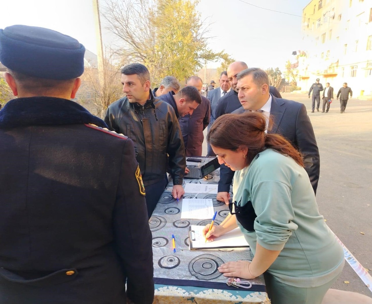 Qəzalı bina ilə bağlı Qərargah operativ işlərini davam etdirir - FOTOLAR